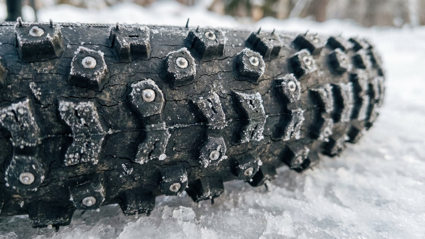 Rowerzysta jadący przez lekki śnieg w odzieży o wysokiej widoczności