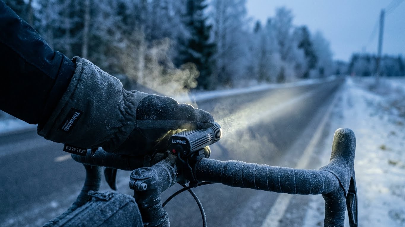 Zbliżenie opony rowerowej z metalowymi kolcami zapewniającymi przyczepność na lodzie
